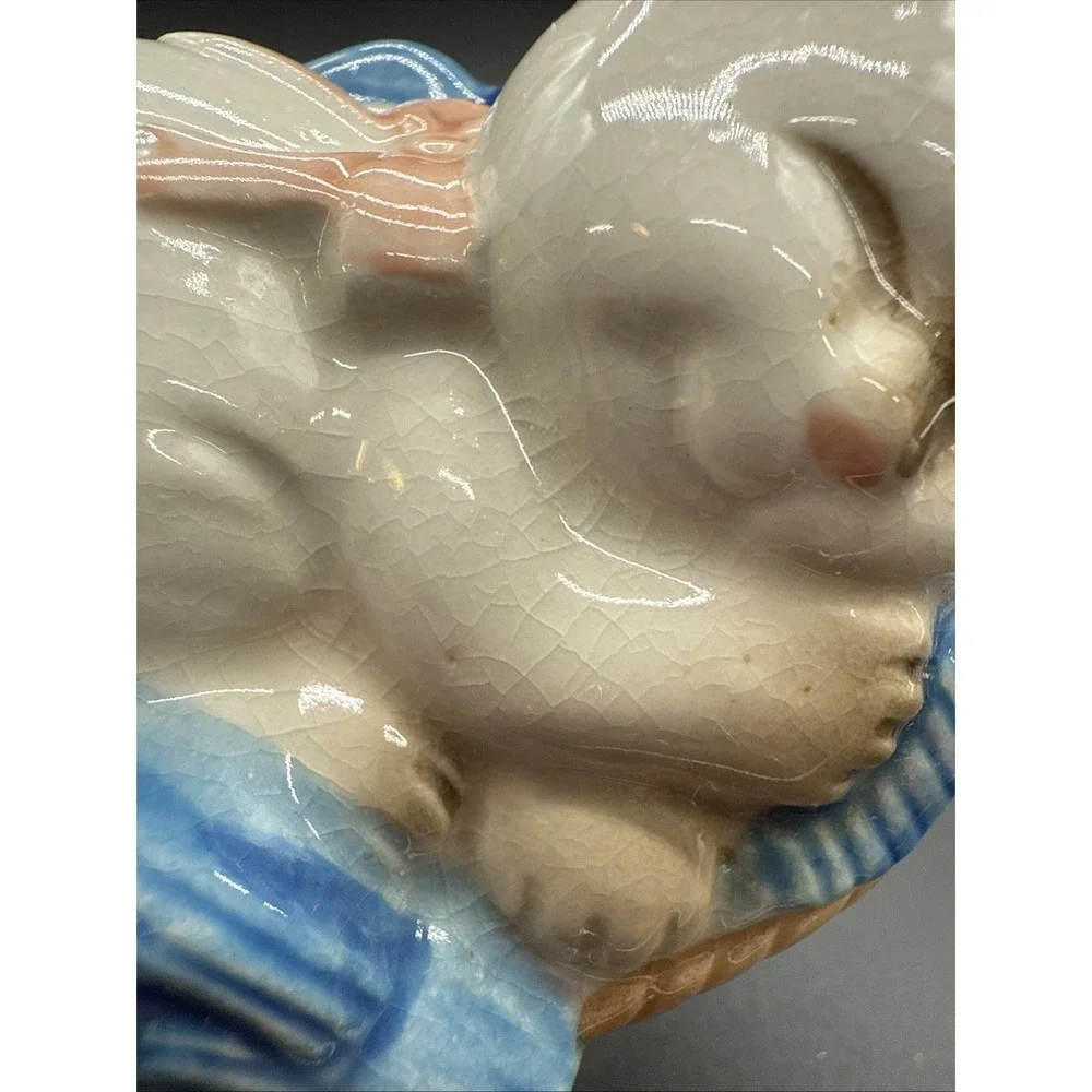 1983 AVON Ceramic Sleeping Siamese Kitty Cat in Basket potpourri Holder Figurine